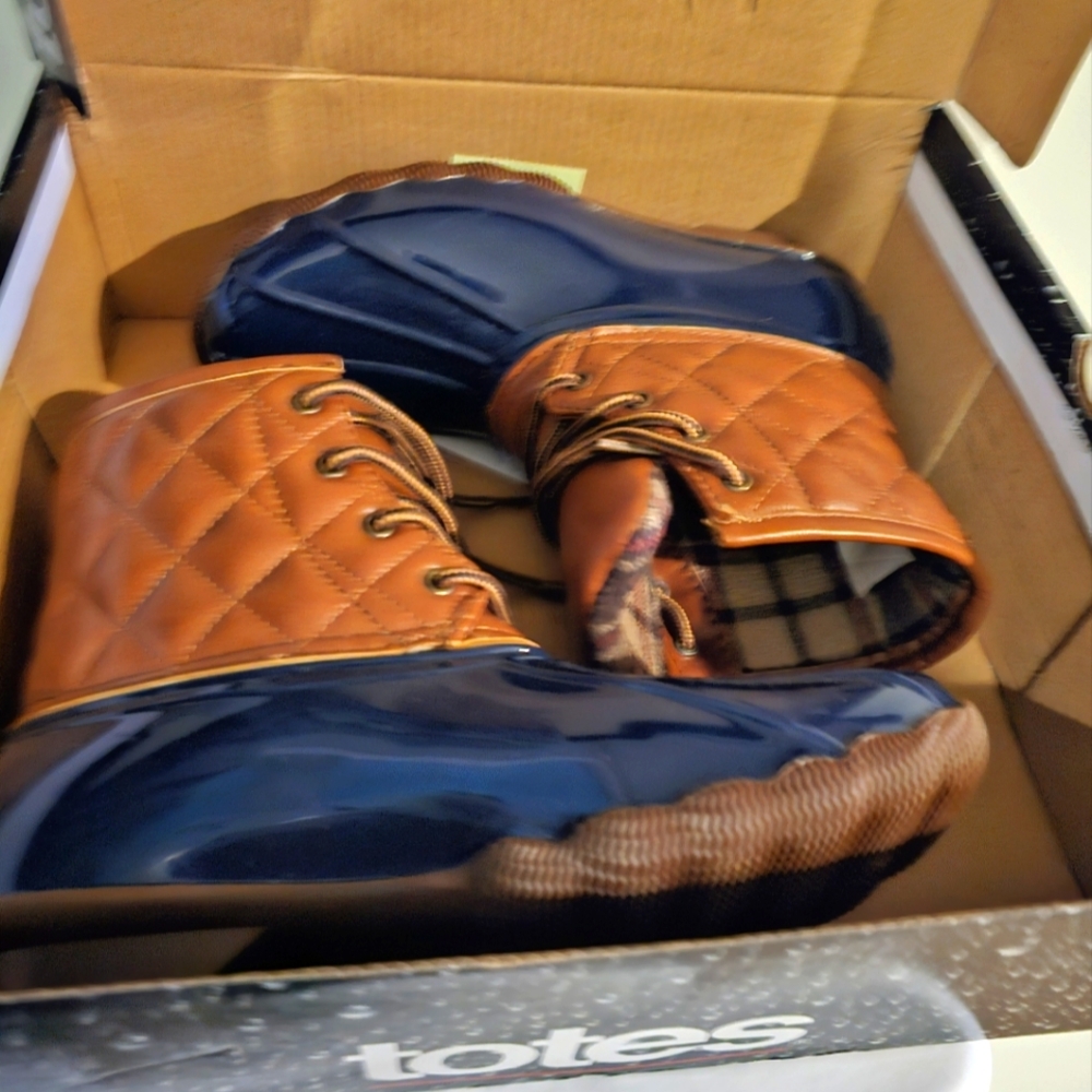 Totes women's Blue and Brown Quilted Boots